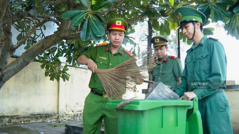 Cán bộ, chiến sĩ trẻ dọn dẹp khuôn viên Bia thảm sát, góp phần gìn giữ địa chỉ đỏ giáo dục truyền thống cách mạng. Ảnh: Hoàng Lộc