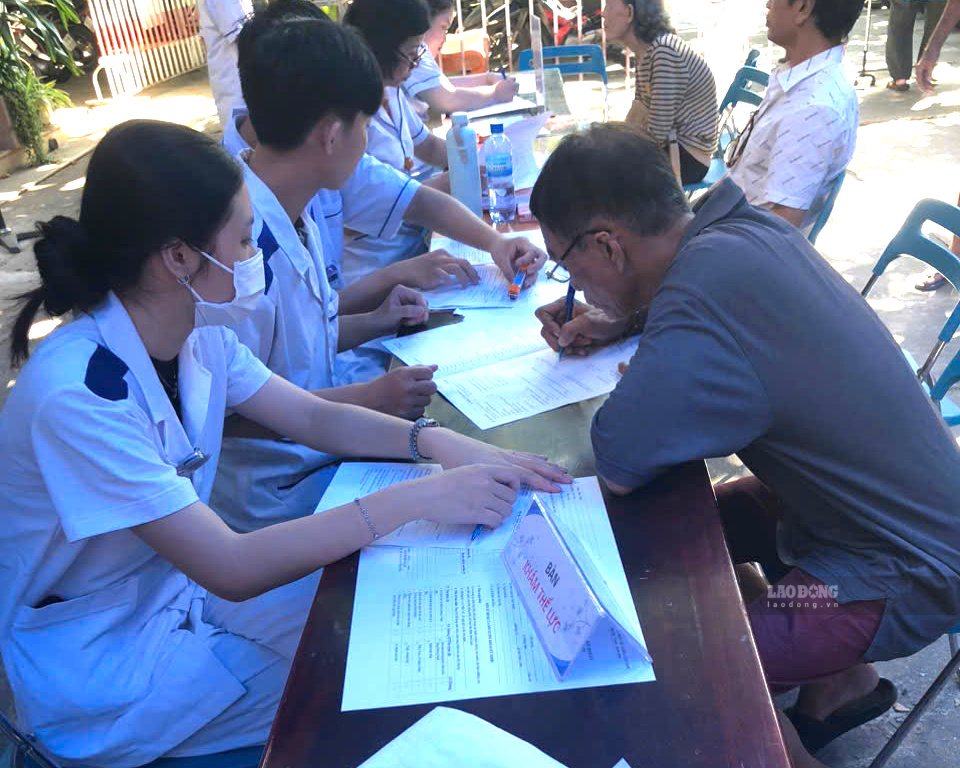Many localities in Khanh Hoa are organizing free health check-ups for people. Photo: Huu Long