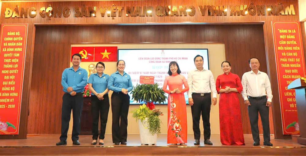 Program to celebrate the 97th anniversary of the establishment of the Vietnam Trade Union organized by the Binh Hung Commune Trade Union. Photo: Binh Hung Commune Trade Union