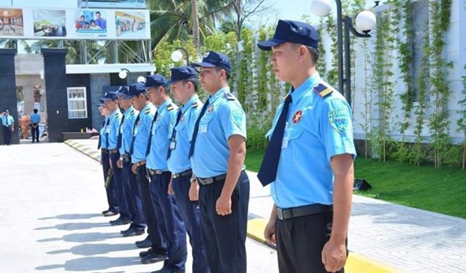 While on duty, security guards are checked for papers, goods, and vehicles entering and leaving agencies and businesses if there are signs of law violations. Photo: VGP