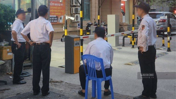 警備員には、制服、装備が支給され、機関や企業の警備業務に役立つ支援ツールや手段が使用されます。写真:ミン・ハン
