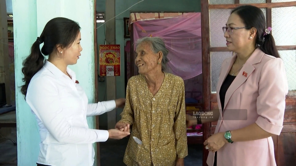 Đoàn công tác thăm hỏi, tặng quà gia đình chính sách nhân kỷ niệm 79 năm Ngày Thương binh - Liệt sĩ. Ảnh: Hoàng Lộc