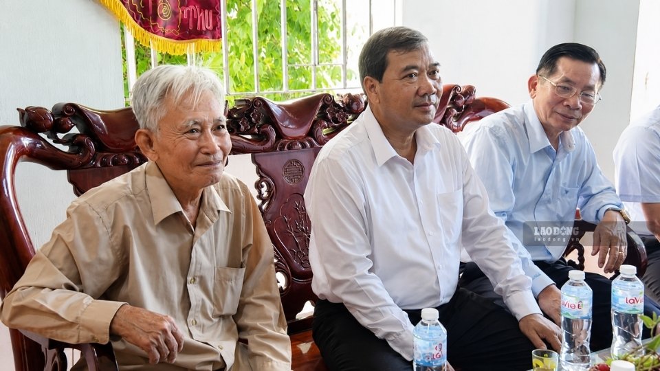 Leaders at all levels visit and encourage families of workers on the occasion of July 27. Photo: Hoang Loc