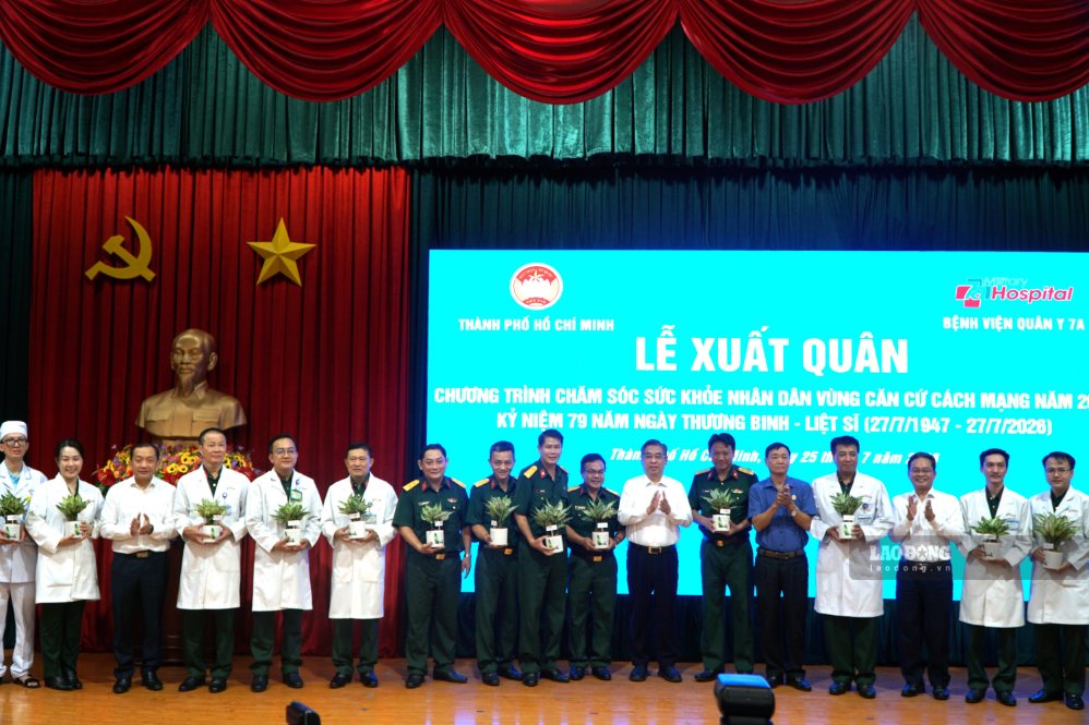 Trao tặng cây xanh cho đoàn y, bác sĩ. Ảnh: Ngọc Ánh