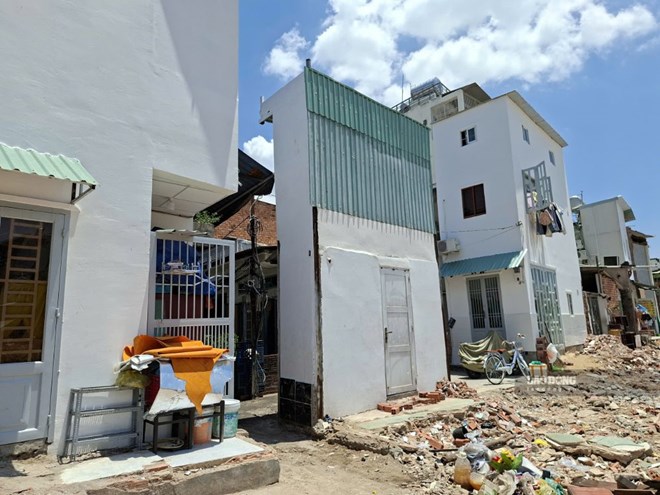 Super-thin house appears along Xuyen Tam canal after clearance. Photo: Minh Quan