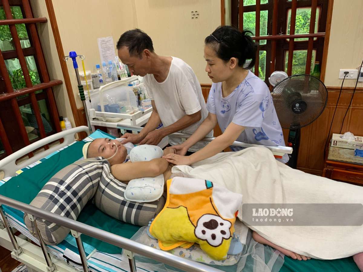 Mr. Tuan was paralyzed for many months after suffering a serious traffic accident. Photo: Ha Vi