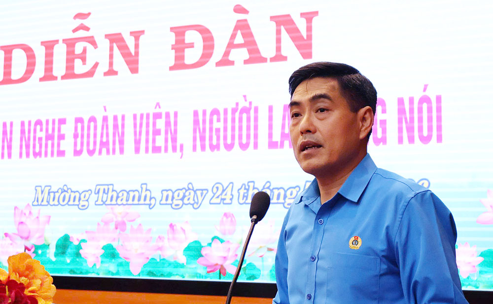 Ông Tẩn Minh Long - Chủ tịch Liên đoàn Lao động tỉnh Điện Biên trả lời các ý kiến và phát biểu kết luận. Ảnh: Thành An