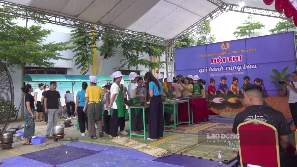 The Trade Union of PMT Shoe Co., Ltd. organizes a rice paper wrapping contest for workers. Photo: Quach Du