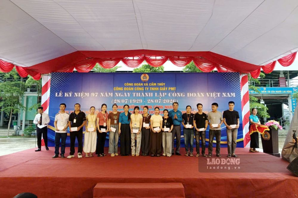 Trao thưởng cho công nhân lao động có thành tích xuất sắc. Ảnh: Quách Du