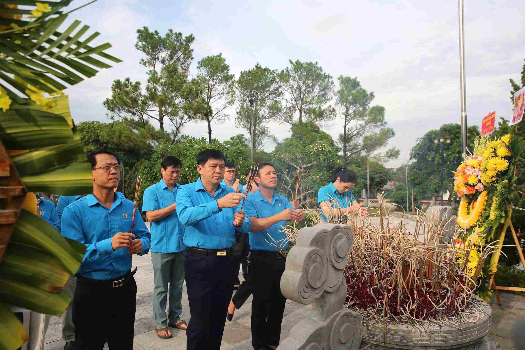 Đoàn đại biểu Liên đoàn Lao động tỉnh Nghệ An dâng hương tưởng niệm các anh hùng liệt sĩ. Ảnh: Công đoàn Nghệ An