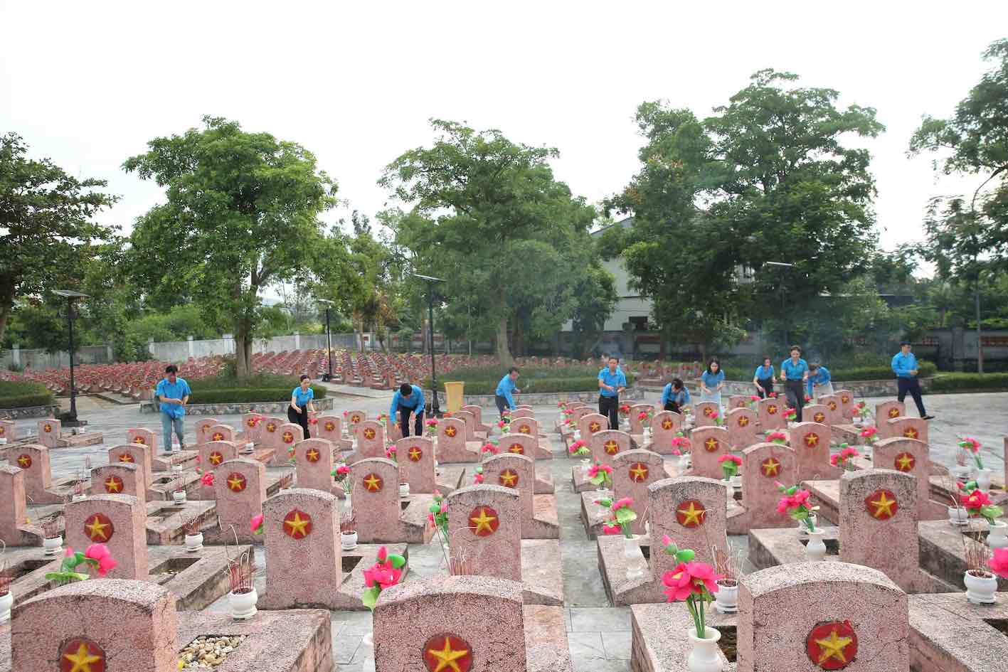 Nghe An Trade Union officials offer incense to celebrate War Invalids and Martyrs' Day. Photo: Nghe An Trade Union