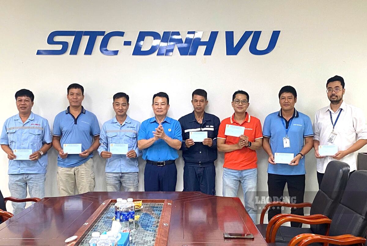 Dịp này, LĐLĐ TP Hải Phòng tặng quà hơn 7.000 đoàn viên là con thương binh, liệt sĩ. Ảnh: Mai Dung