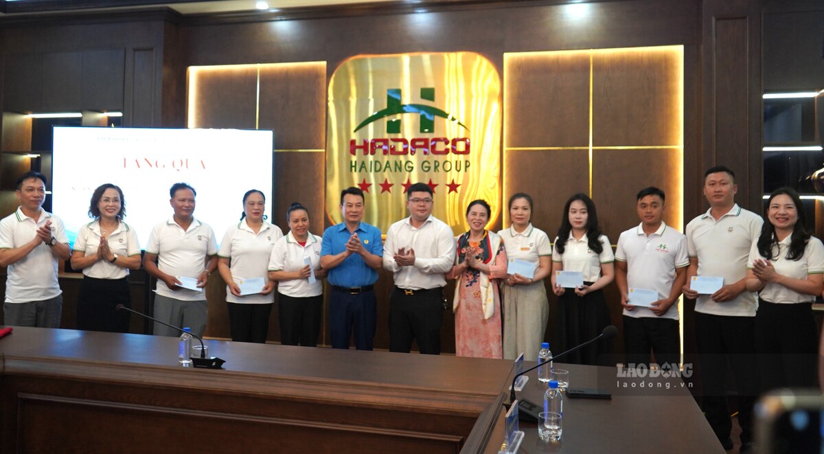 Đại diện lãnh đạo LĐLĐ TP Hải Phòng trao quà tặng đoàn viên là con thương binh, liệt sĩ đang làm việc tại Công ty CP Tập đoàn du lịch Hải Đăng. Ảnh: Mai Dung