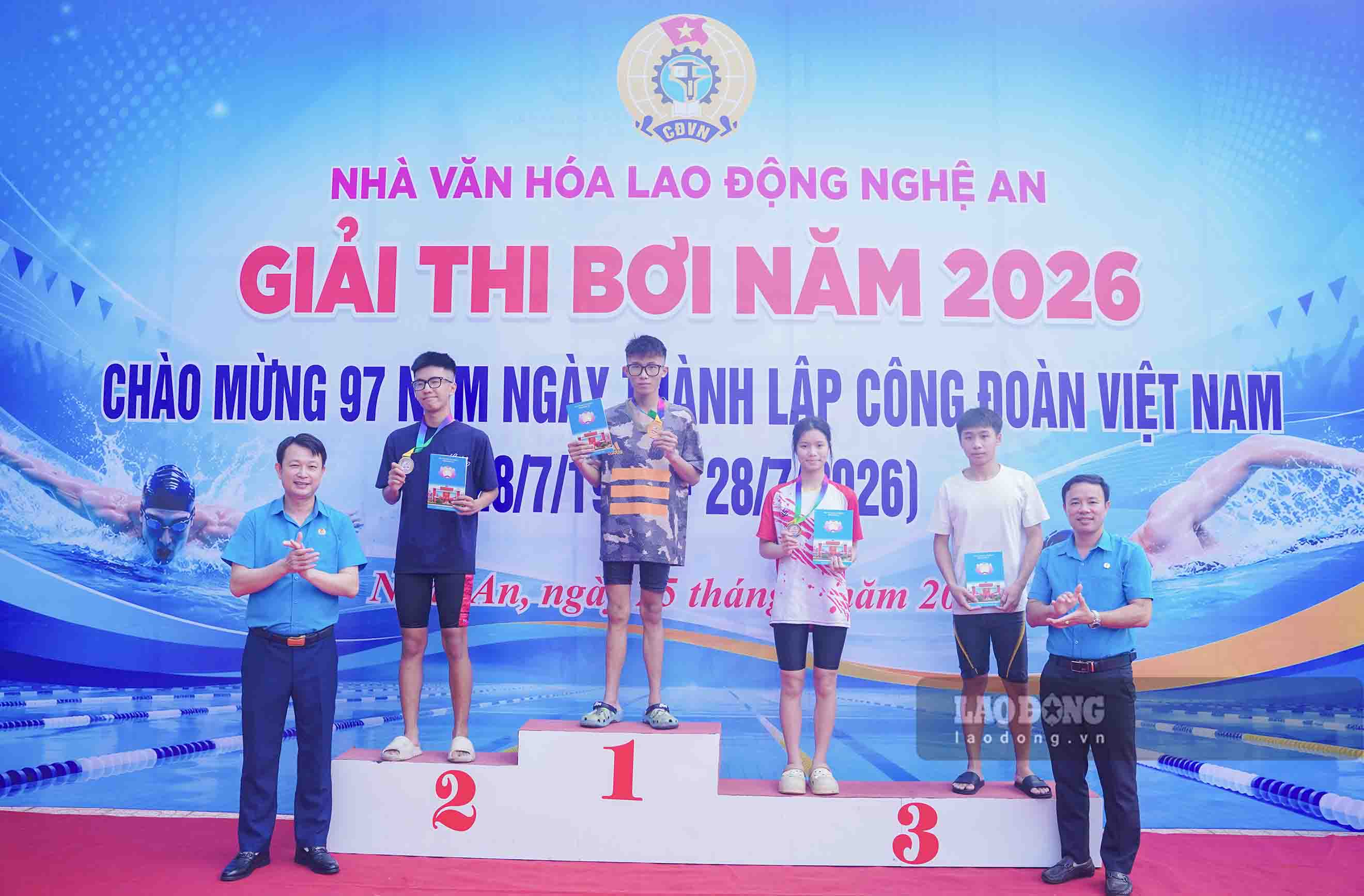 Leaders of the Nghe An Provincial Labor Federation and the Nghe An Provincial Labor Culture House awarded medals to the athletes. Photo: Duy Chuong