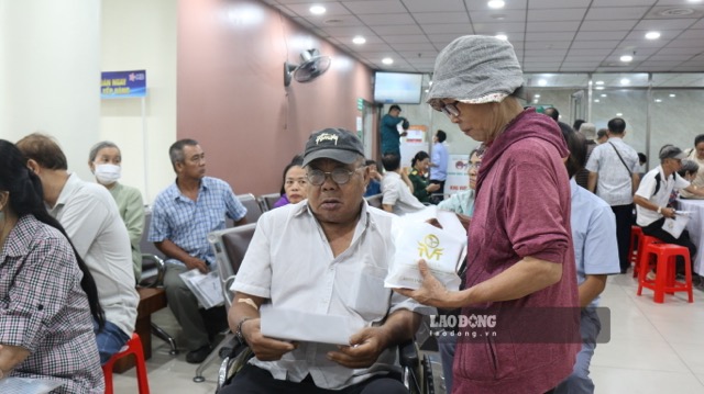 Many veterans are given free health check-ups to celebrate the 79th anniversary of War Invalids and Martyrs' Day. Photo: Nguyen Ly