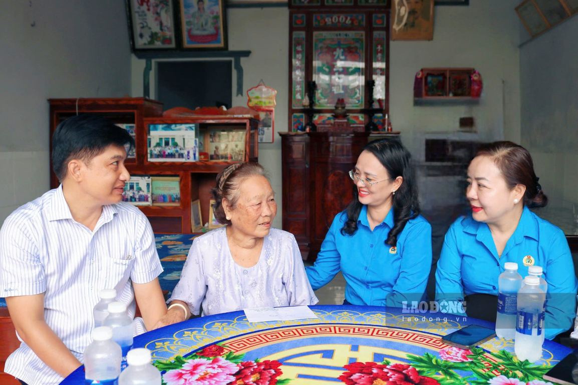 Công đoàn Cần Thơ tri ân Mẹ Việt Nam Anh hùng. Ảnh: Tạ Quang