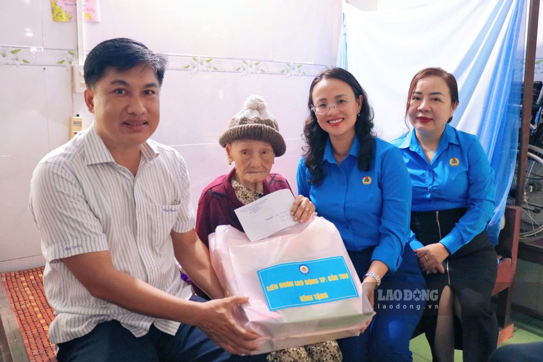 Bà Lê Thị Sương Mai bày tỏ lòng biết ơn và sự tri ân sâu sắc trước những hy sinh, mất mát to lớn mà các Mẹ và gia đình đã dành cho Tổ quốc. Ảnh: Tạ Quang