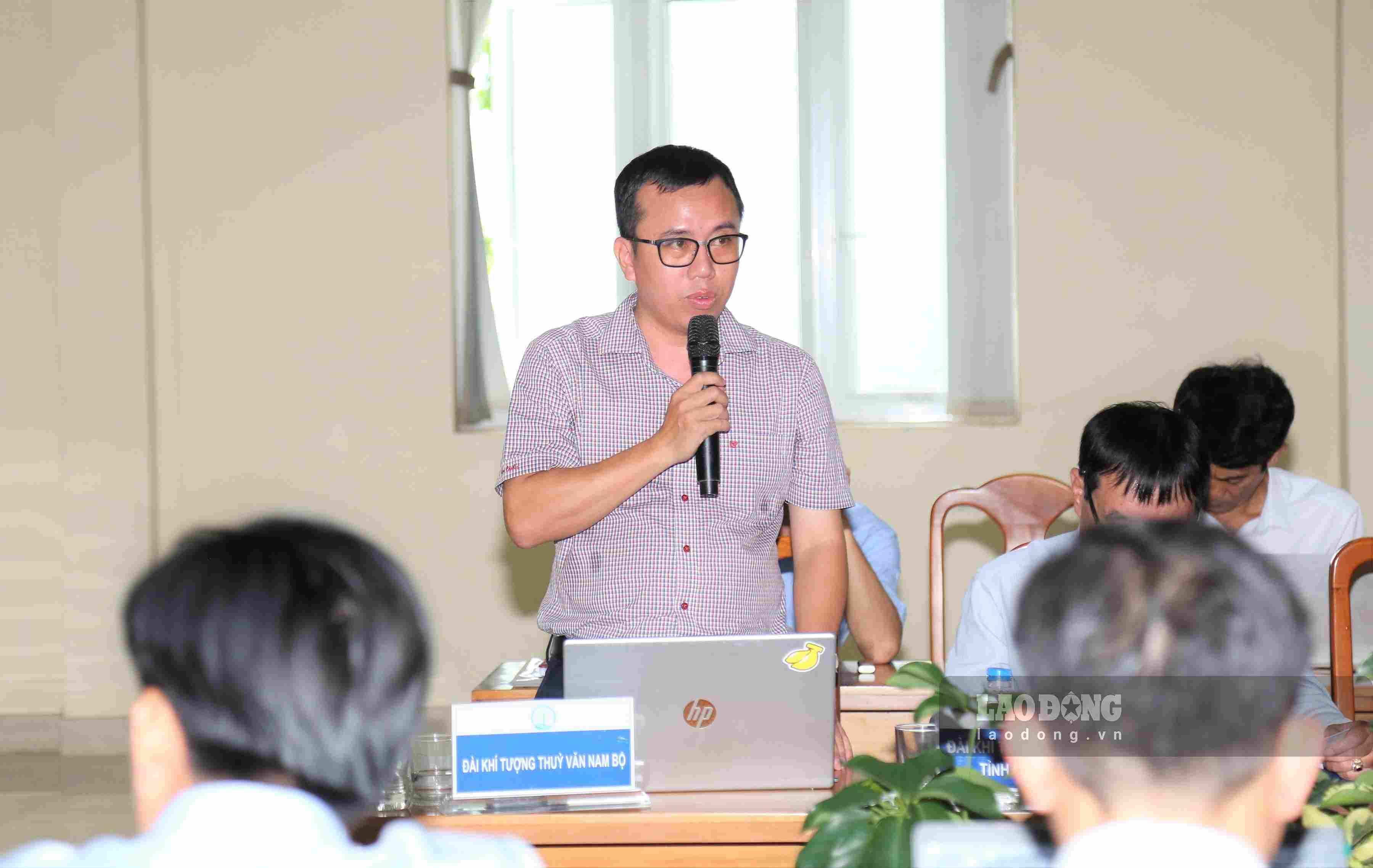 Ông Trần Văn Hưng, Phó Giám đốc Đài khí tượng thủy văn Nam bộ phát biểu tại Hội nghị. Ảnh: Ngọc Minh
