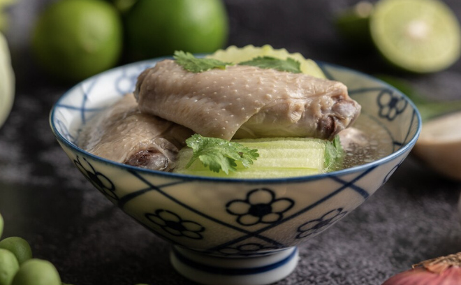 Steamed chicken with cloves is a rustic dish with soft sweet chicken and cool cloves. Photo: Magnific