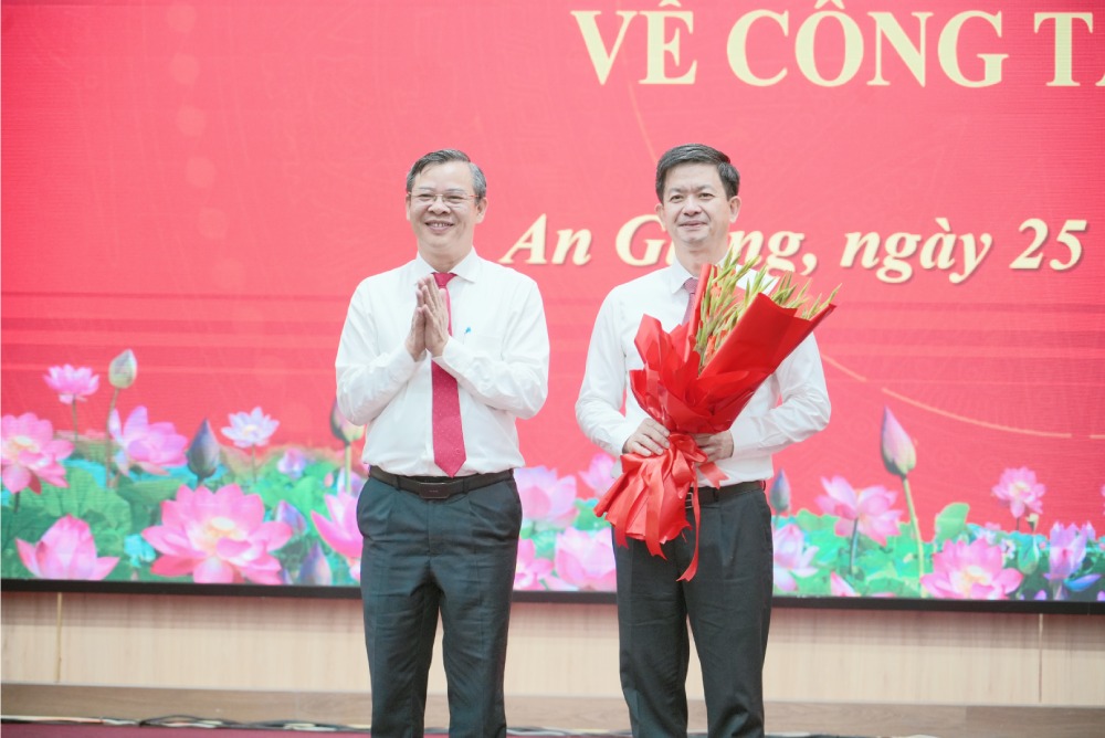 Representatives of the Standing Committee of Can Tho City Party Committee present flowers to congratulate Member of the Party Central Committee, Secretary of An Giang Provincial Party Committee Le Quang Tung. Photo: Le Tay