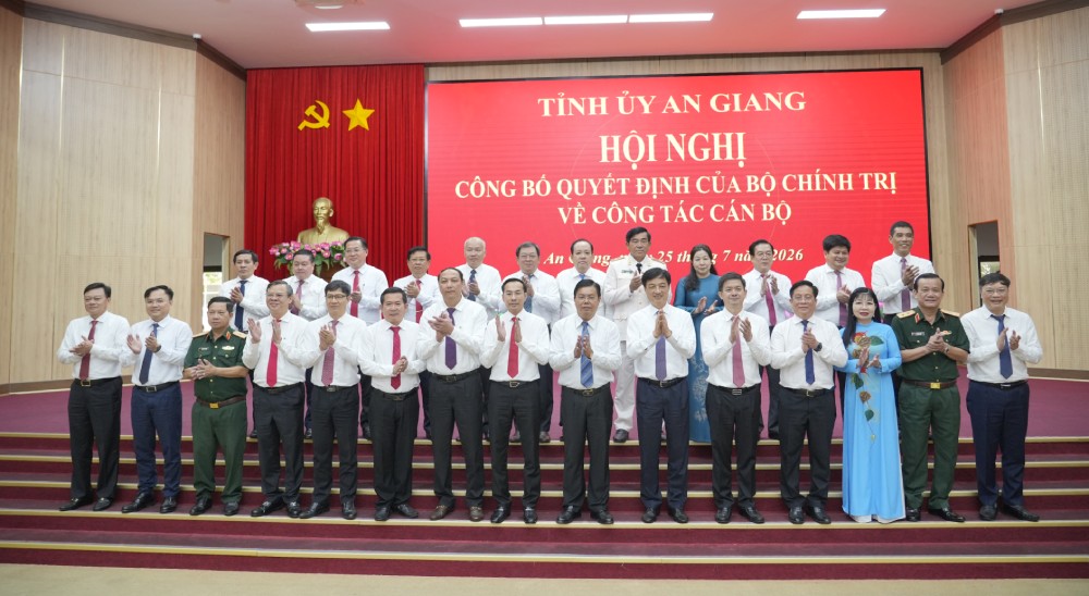 Đoàn công tác của Trung ương và lãnh đạo tỉnh An Giang chụp ảnh lưu niệm tại hội nghị. Ảnh: Lê Tây