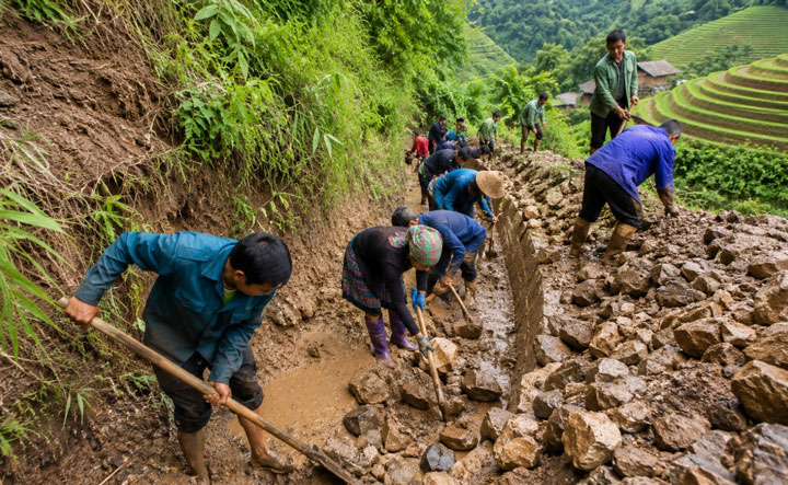 Forces in Lao Cai race against time, overcoming damaged irrigation works due to floods. Photo: Lao Cai e-Portal