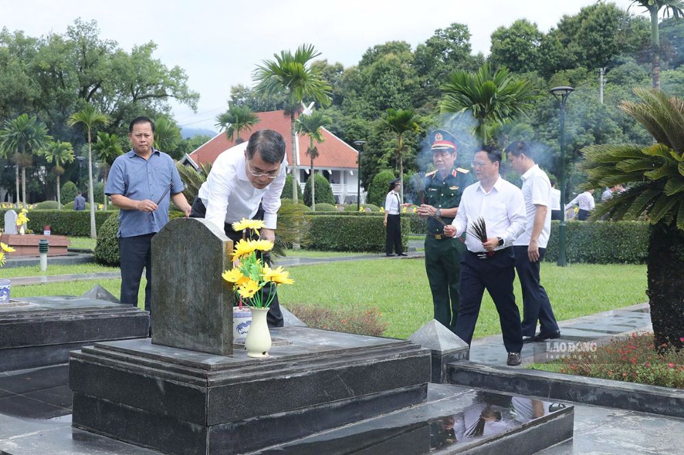 Prime Minister Le Minh Hung offers incense to commemorate heroic martyrs in Dien Bien. Photo: Thanh An