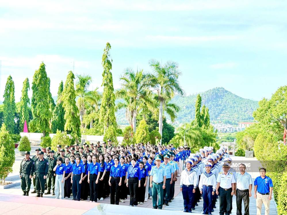 第4海軍管区訓練センターは、戦傷病兵・烈士の日79周年を記念して、多くの政策対象家族への感謝活動を開催しました。写真:ティエン・ゴー