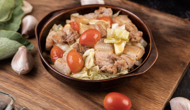 豚バラ肉のピクルス煮込みは、さわやかな酸味、柔らかく脂っこく、濃厚な味わいです。写真:Magnific