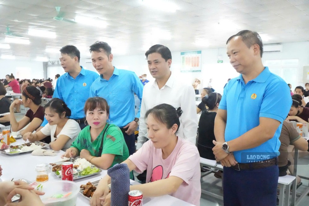 Ấm áp “Bữa cơm Công đoàn”, lan tỏa sự sẻ chia với người lao động. Ảnh: Thanh Hùng