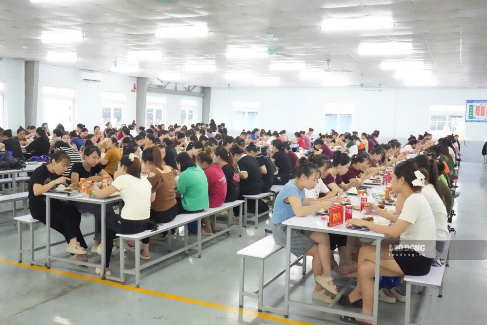 Trade unions take care of meals, adding motivation for workers. Photo: Thanh Hung