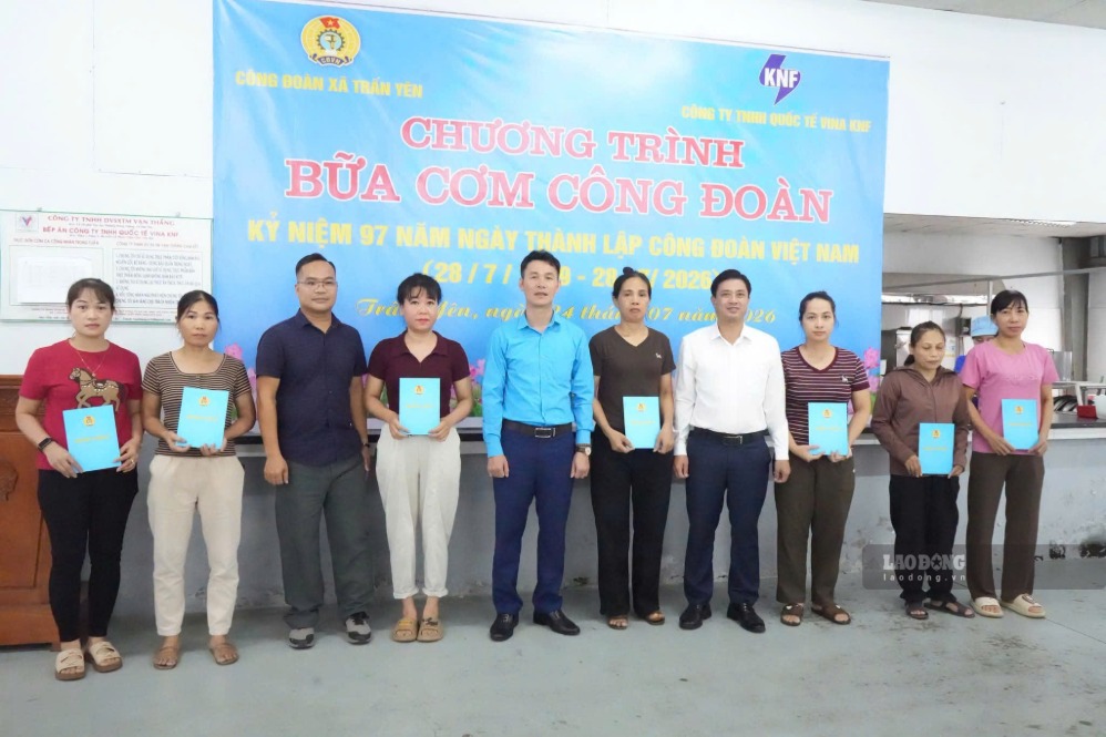 LĐLĐ tỉnh Lào Cai trao 8 suất quà hỗ trợ cho các đoàn viên mắc bệnh hiểm nghèo.