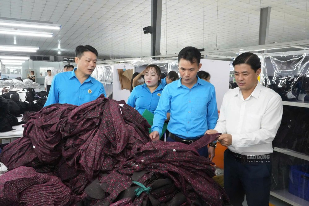 Công đoàn nắm bắt tình hình sản xuất, kinh doanh, việc làm và công tác chăm lo đời sống người lao động.