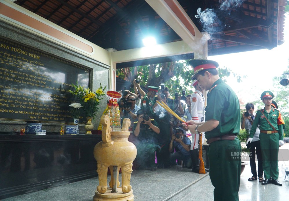 Đại tướng Phan Văn Giang - Ủy viên Bộ Chính trị, Phó Bí thư Quân ủy Trung ương, Phó Thủ tướng Chính phủ, Bộ trưởng Bộ Quốc phòng dâng hương Anh hùng liệt sĩ tại Công viên Lê Thị Riêng. Ảnh: Anh Tú