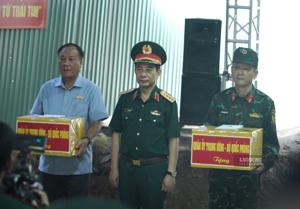 Đại tướng Phan Văn Giang - Ủy viên Bộ Chính trị, Phó Bí thư Quân ủy Trung ương, Phó Thủ tướng Chính phủ, Bộ trưởng Bộ Quốc phòng tặng quà cán bộ, chiến sĩ cùng các lực lượng đang trực tiếp làm nhiệm vụ tại Công viên Lê Thị Riêng.  Ảnh: Anh Tú