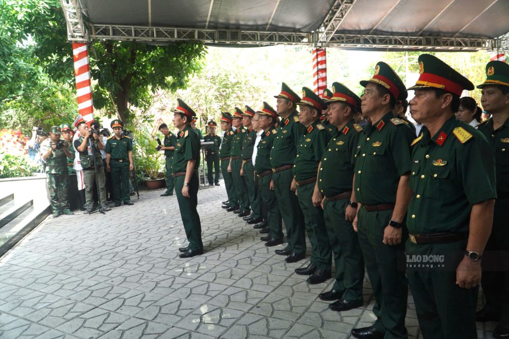 Đoàn công tác do Đại tướng Phan Văn Giang - Ủy viên Bộ Chính trị, Phó Bí thư Quân ủy Trung ương, Bộ trưởng Bộ Quốc phòng - làm trưởng đoàn đã đến dâng hoa, dâng hương các Anh hùng liệt sĩ tại Công viên Lê Thị Riêng.  Ảnh: Anh Tú