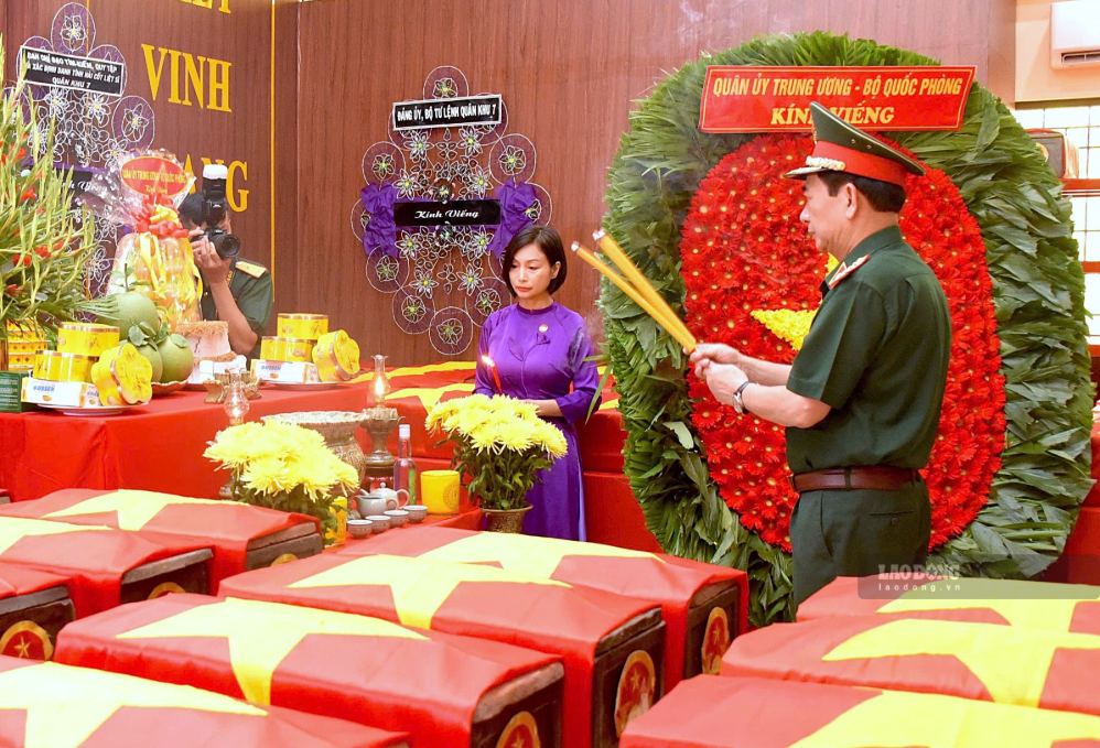 General Phan Van Giang - Member of the Politburo, Deputy Prime Minister, Minister of National Defense offers incense to heroic martyrs at Le Thi Rieng Park. Photo: Anh Tu