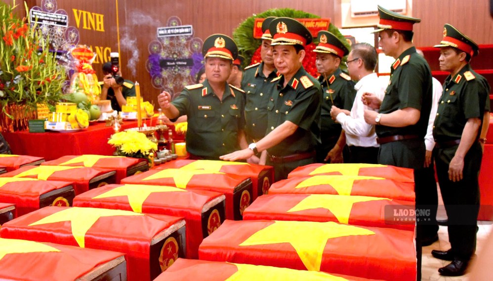 Đại tướng Phan Văn Giang - Ủy viên Bộ Chính trị, Phó Bí thư Quân ủy Trung ương, Phó Thủ tướng Chính phủ, Bộ trưởng Bộ Quốc phòng kiểm tra tại Nhà quàn hài cốt các liệt sĩ.  Ảnh: Anh Tú