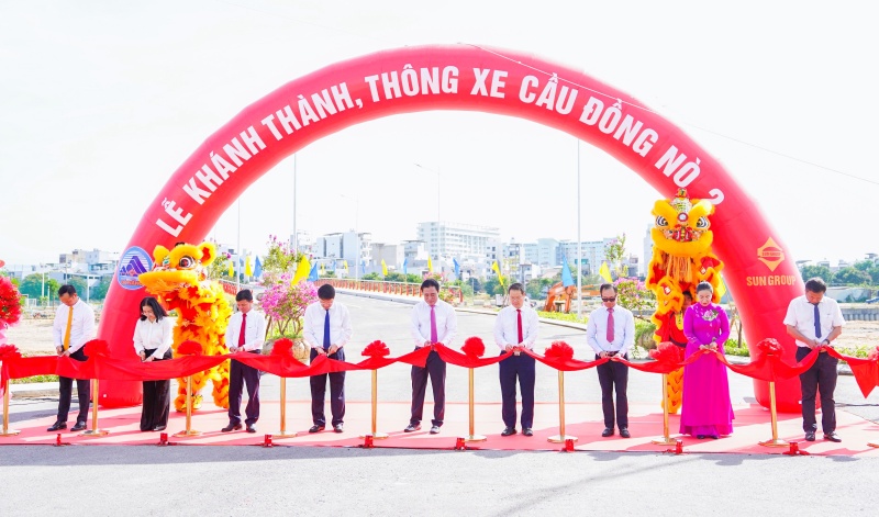 Opening of Dong No 2 bridge across the Co Co River, shortening the road for thousands of Da Nang people. Photo: Organizing Committee