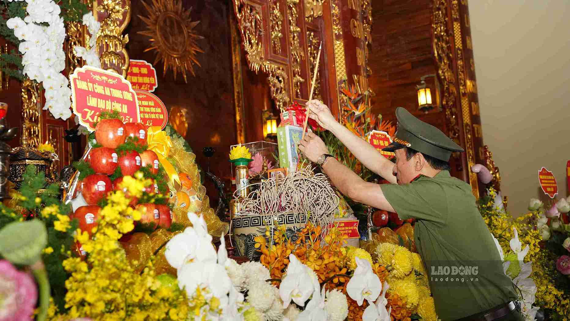 Đại tướng Lương Tam Quang thắp hương tại Nhà thờ Anh hùng Liệt sĩ Công an nhân dân Bùi Thị Cúc.
