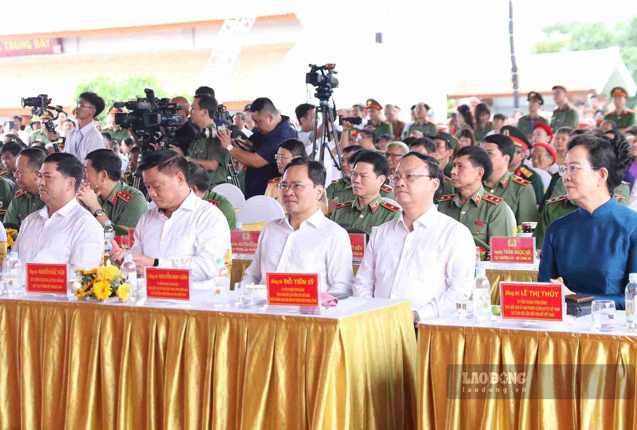 Ông Nguyễn Anh Tuấn cùng lãnh đạo Trung ương và tỉnh Hưng Yên tham dự lễ khánh thành Khu lưu niệm Anh hùng Liệt sĩ Công an nhân dân Bùi Thị Cúc.