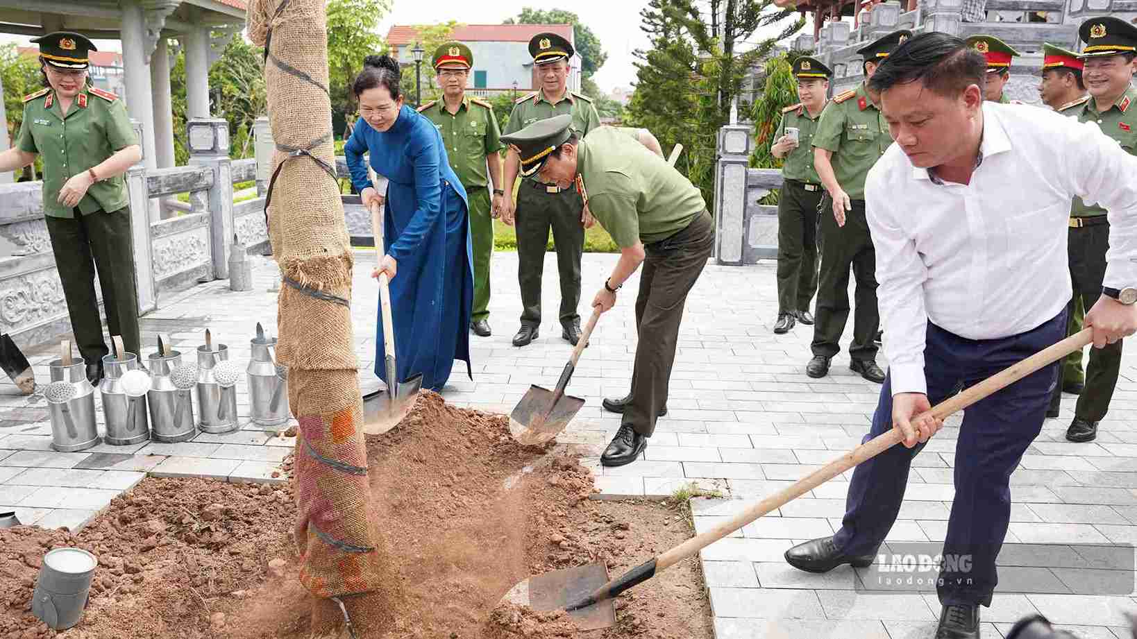 Đại tướng Lương Tam Quang cùng các đại biểu trồng cây lưu niệm trong khuôn viên Khu lưu niệm Anh hùng Liệt sĩ Công an nhân dân Bùi Thị Cúc. Ảnh: Mai Hương