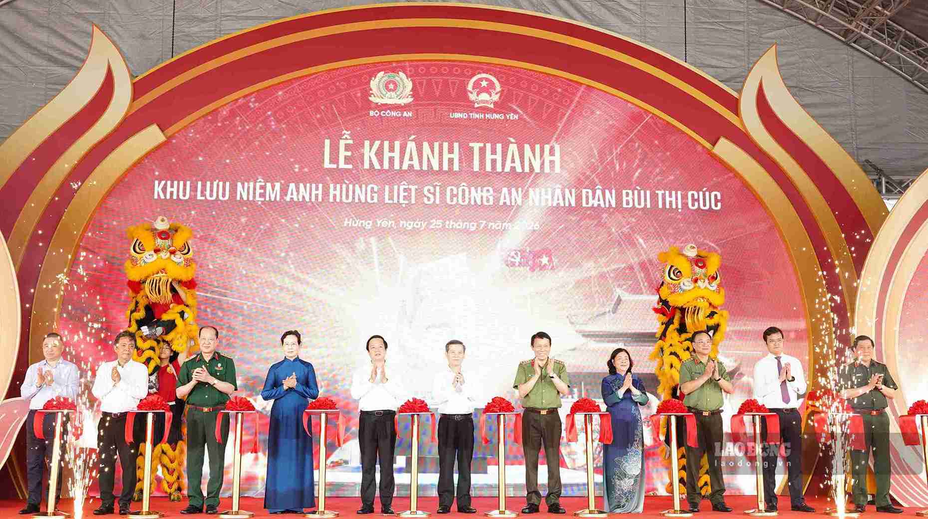 Delegates perform the inauguration ceremony of the Memorial Area of Heroic Martyr of the People's Police Bui Thi Cuc in Xuan Truc commune. Photo: Mai Huong
