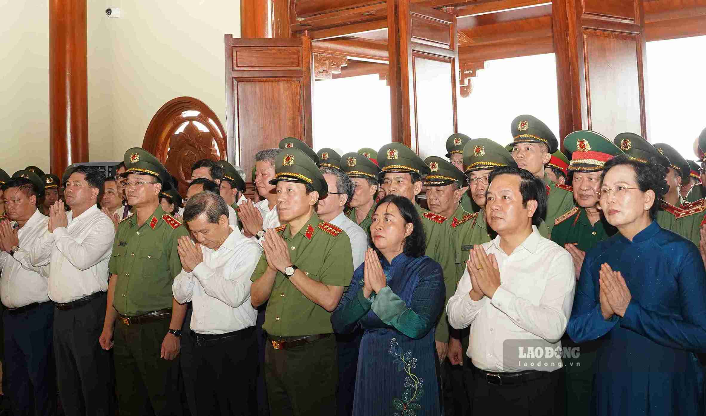 Các đại biểu thành kính dâng hương tưởng nhớ Anh hùng Liệt sĩ Công an nhân dân Bùi Thị Cúc.