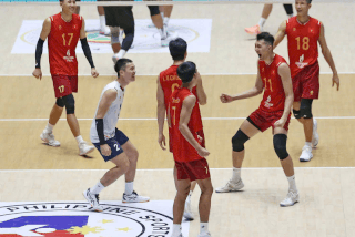 La selección masculina de voleibol de Vietnam se enfrenta a Indonesia en las semifinales de la SEA V.Cup 2026. Foto: VFV