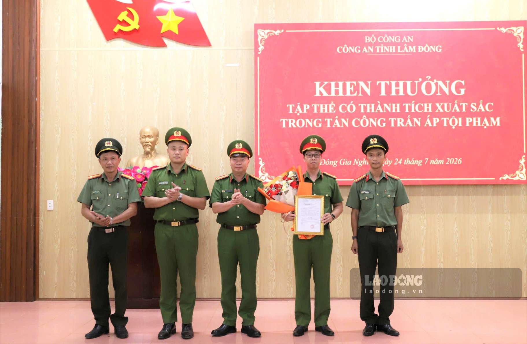 Với thành tích đấu tranh, triệt xóa 4 vụ đánh bạc gần 86 tỉ đồng, Công an phường Đông Gia Nghĩa được thưởng nóng. Ảnh: Thái Bình 