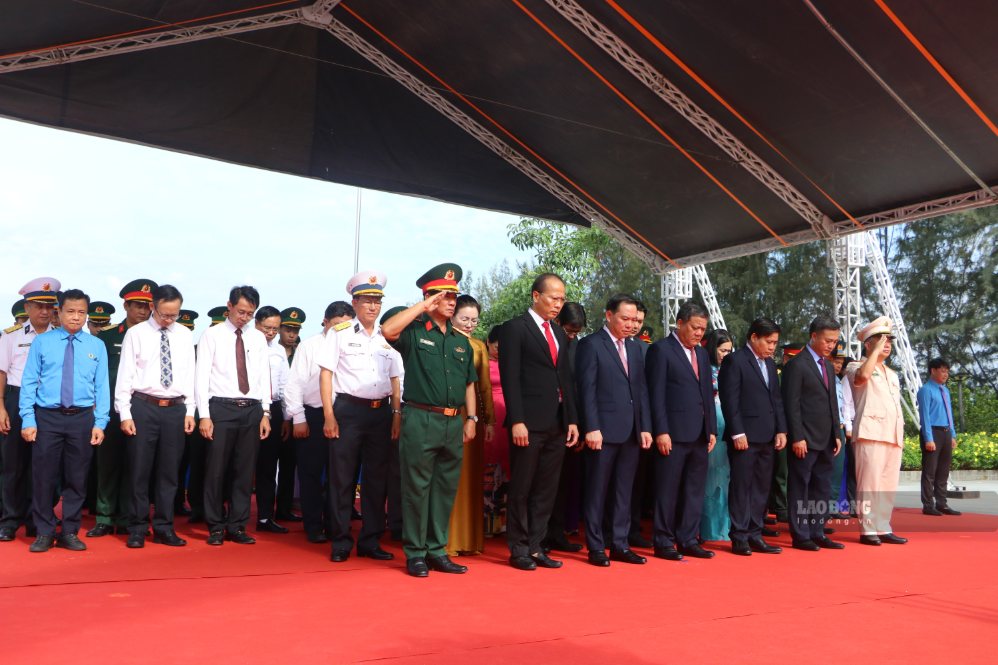 Các đại biểu dâng hương và dành phút mặc niệm tưởng nhớ các anh hùng, liệt sĩ dưới chân tượng đài “Những người nằm lại phía chân trời“. Ảnh: Phương Linh