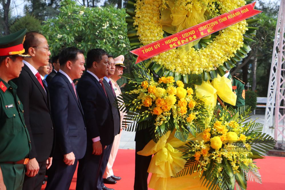 Đoàn đại biểu Tỉnh ủy, HĐND, UBND, Ủy ban MTTQ Việt Nam tỉnh Khánh Hòa và các sở, ban, ngành, lực lượng vũ trang, địa phương dâng hoa tưởng niệm các anh hùng, liệt sĩ. Ảnh: Phương Linh