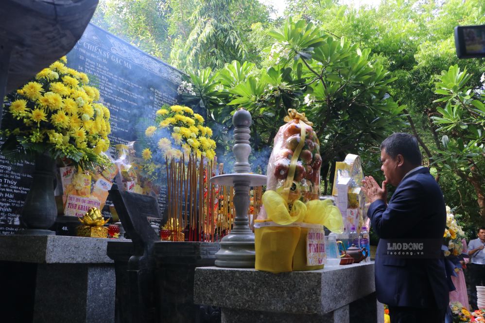 Mr. Tran Phong - Secretary of the Khanh Hoa Provincial Party Committee offers incense to commemorate heroes and martyrs at the wind grave area, Gac Ma Soldiers Memorial Area. Photo: Phuong Linh