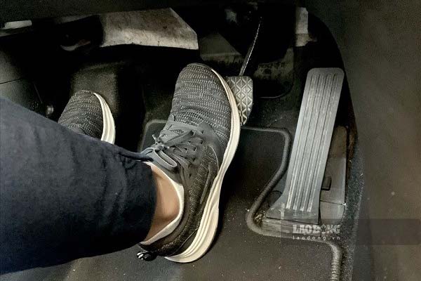 The Ministry of Construction clarifies the acceleration when testing diesel car emissions. Photo: Khanh Linh